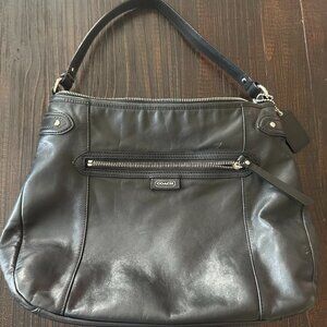 Coach Black Leather Shoulder Bag – Classic Zip Style with Front Pocket